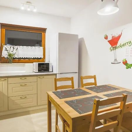 3 Bedroom Beautiful In Mscicie Semesterbostad