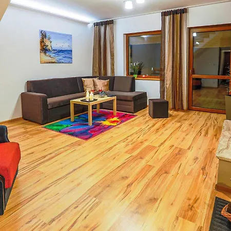 3 Bedroom Beautiful In Mscicie Casa vacanze *